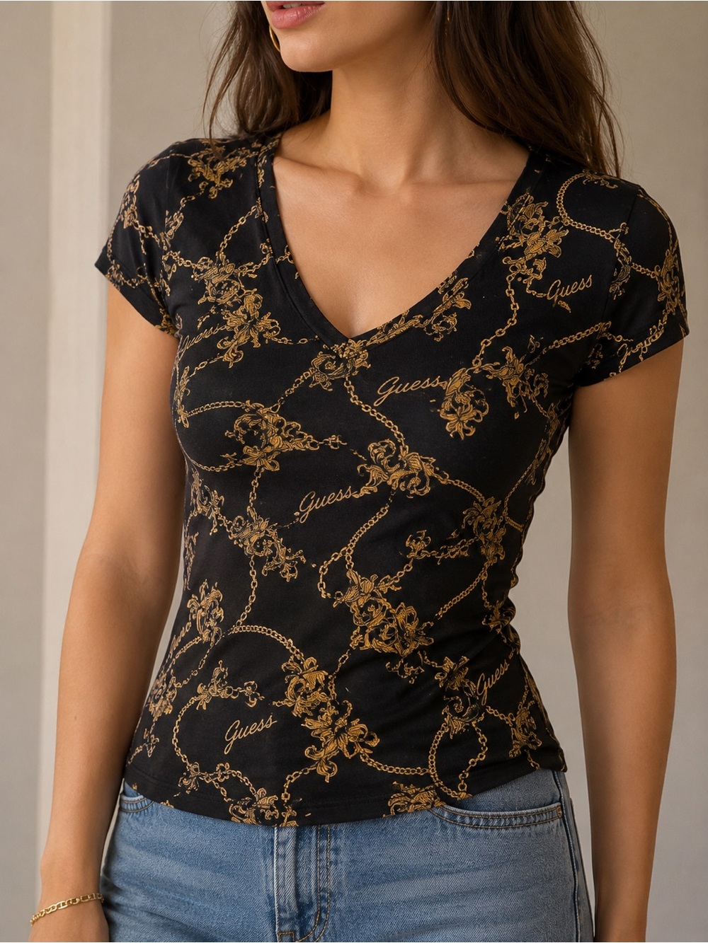 Guess tee V neckline gold black short sleeves soft jersey t-shirt Large